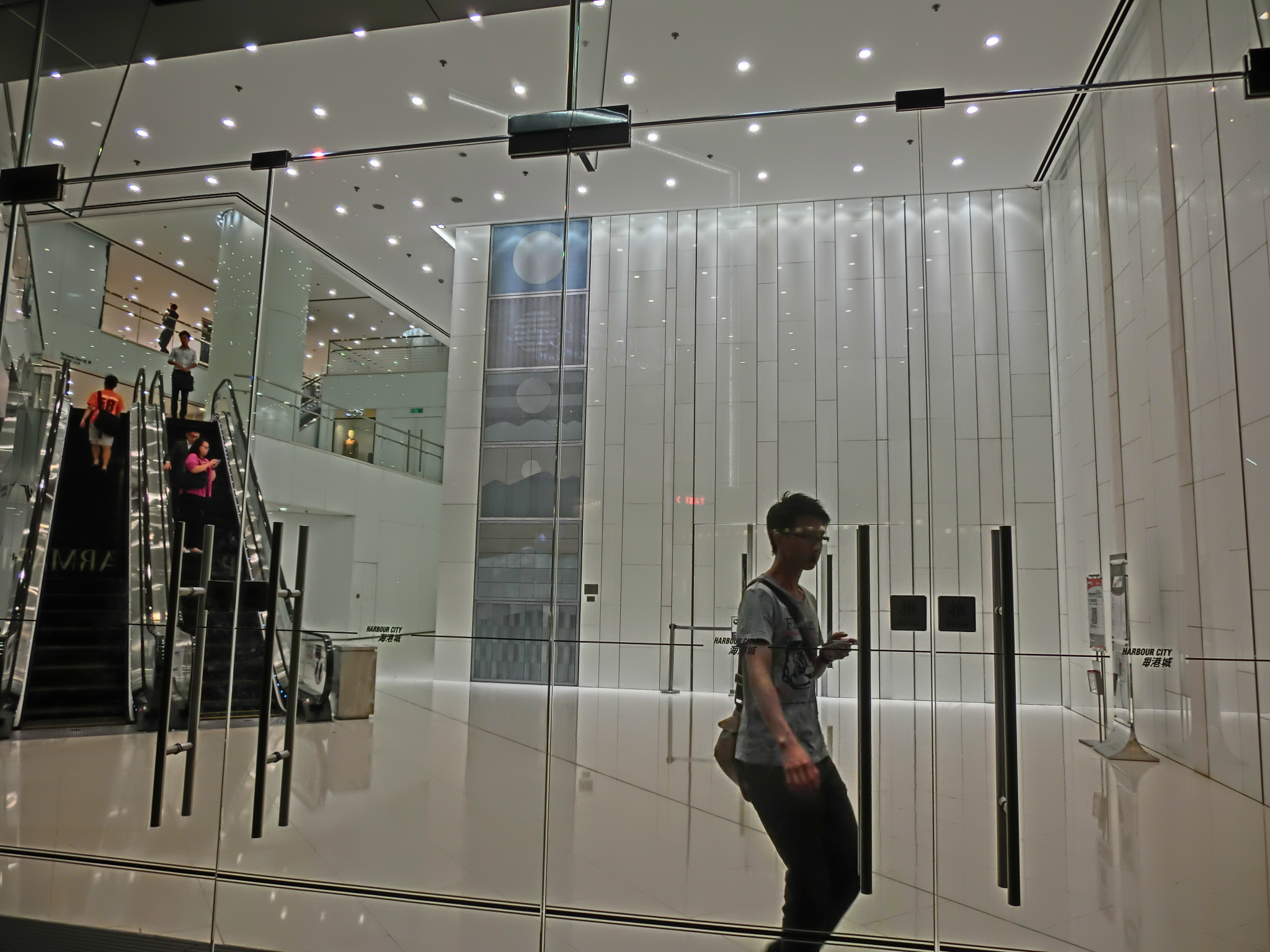 Glass Door Entrance Lobby - HD Wallpaper 