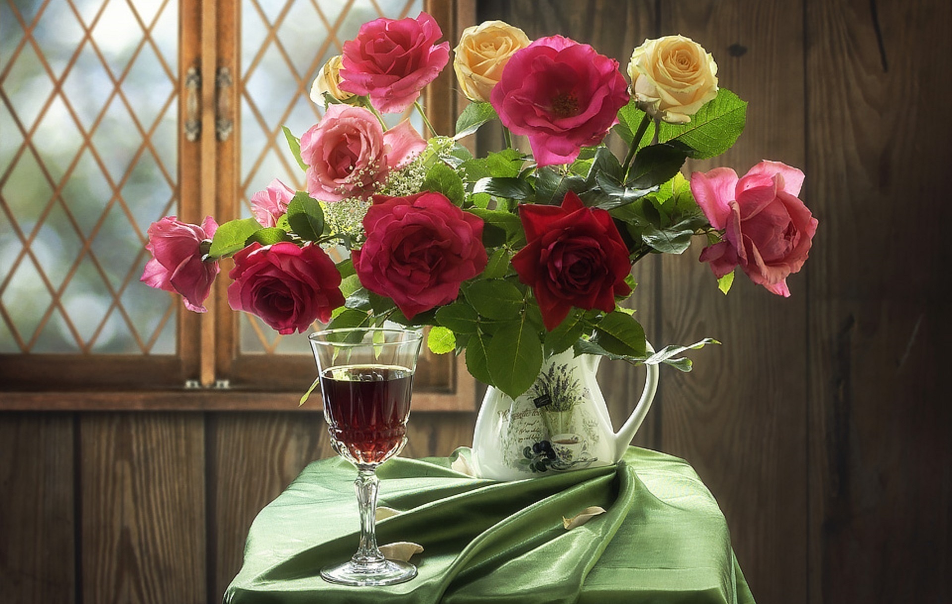 Розы букет вечер. Красивый букет в вазе. Розы в вазе. Шикарные цветы в вазе. Цветы в вазе на столе.