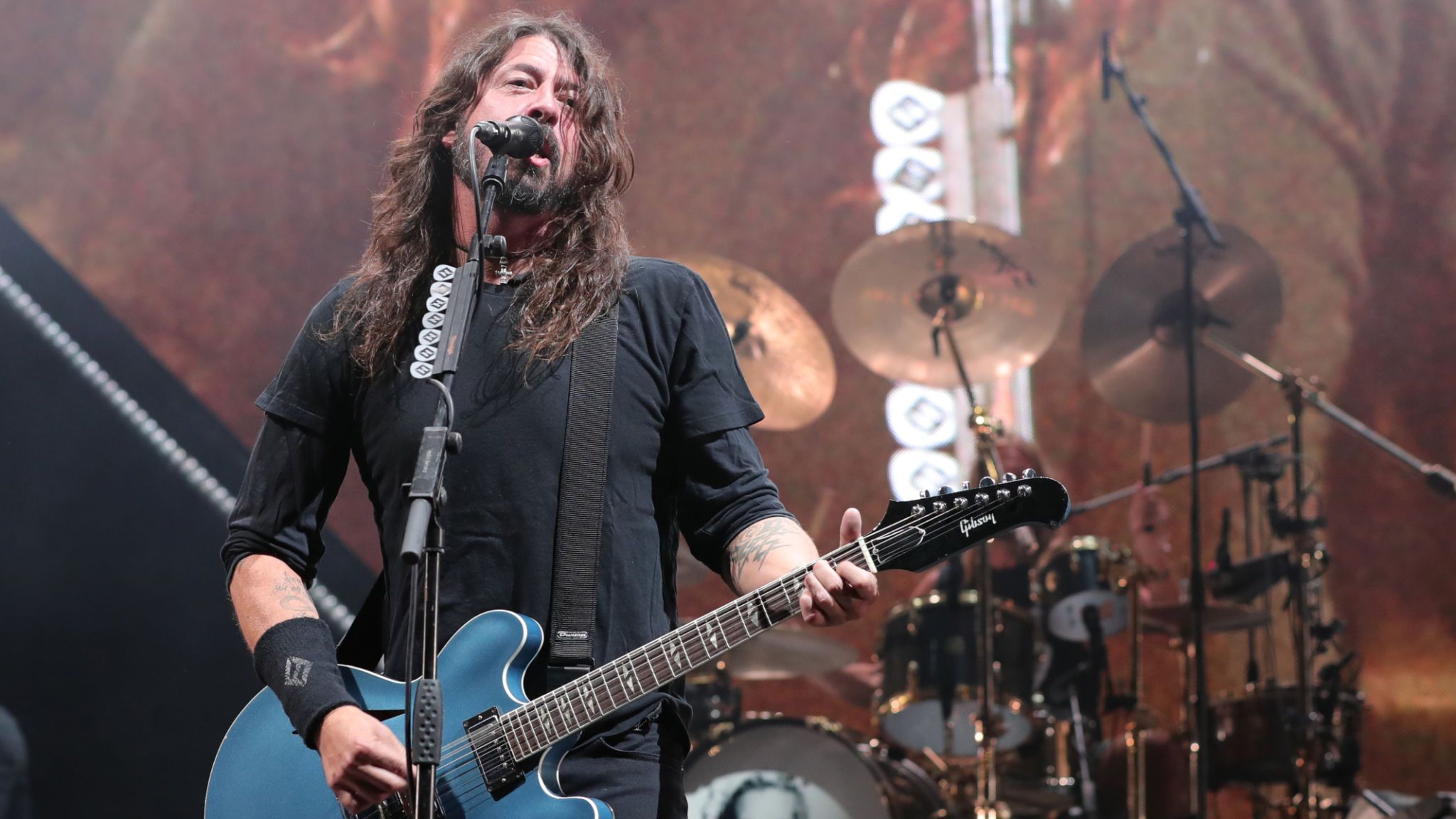 Dave Grohl Of Foo Fighters Performs On Stage During - Rock Concert - HD Wallpaper 
