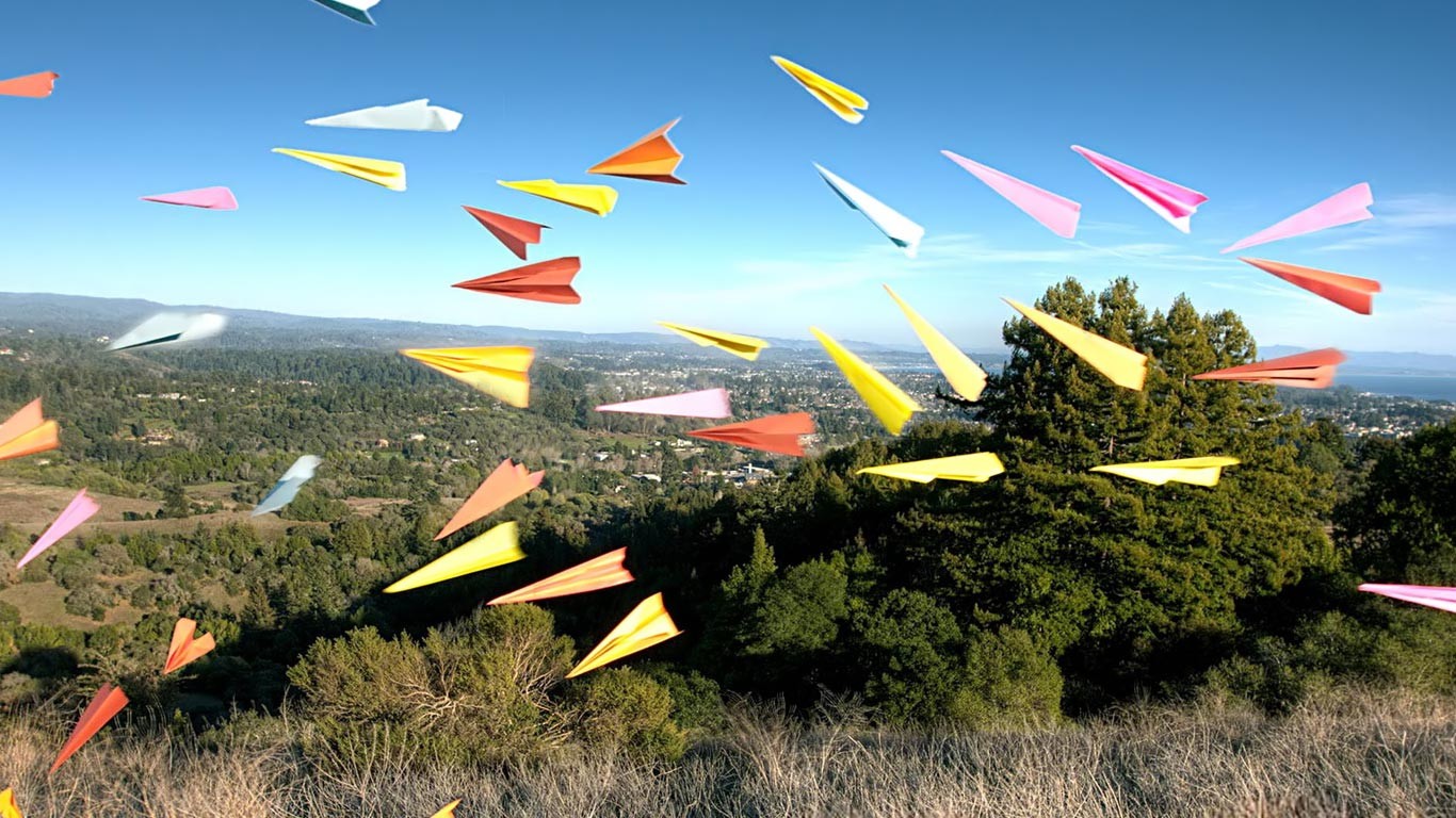 Laptop Komputer Pesawat Kertas Wallpaper - Paper Planes - HD Wallpaper 