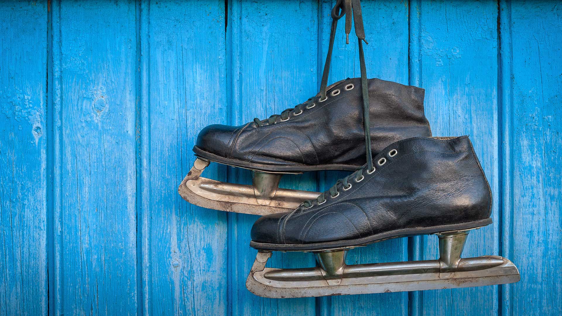 Old Hockey Skates Hanging - HD Wallpaper 