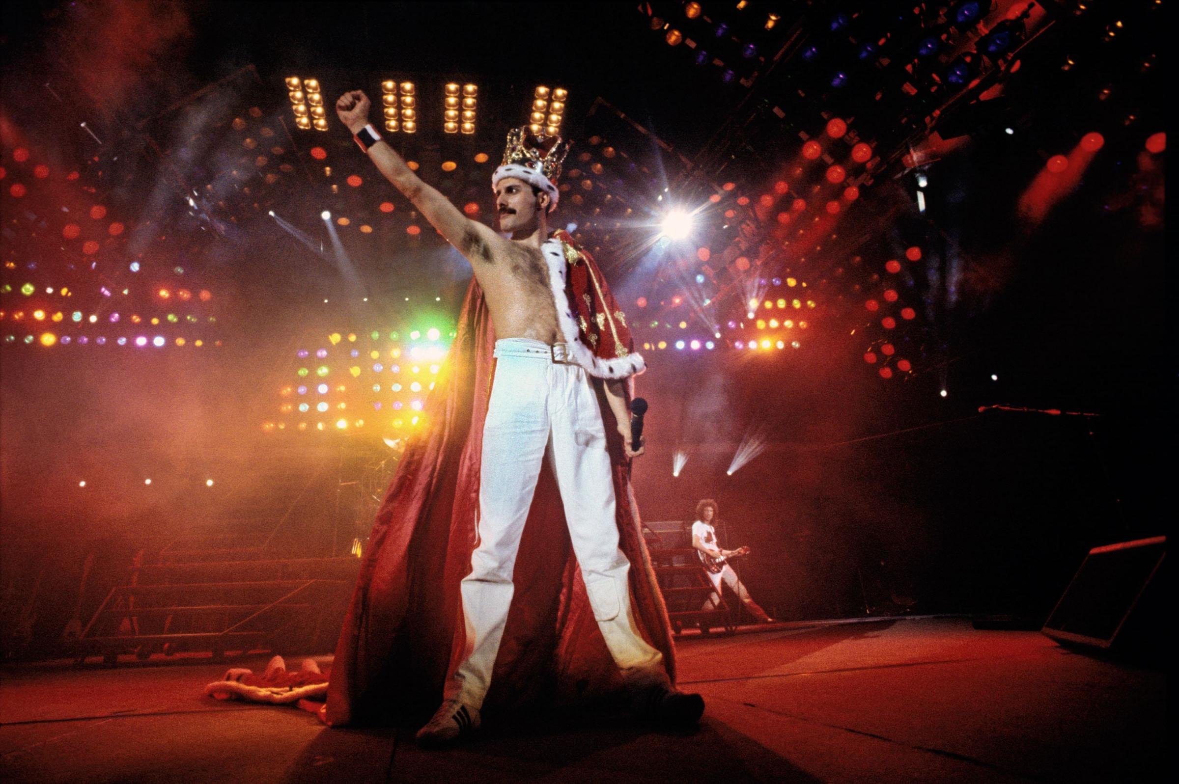 Freddie Mercury Performing - HD Wallpaper 