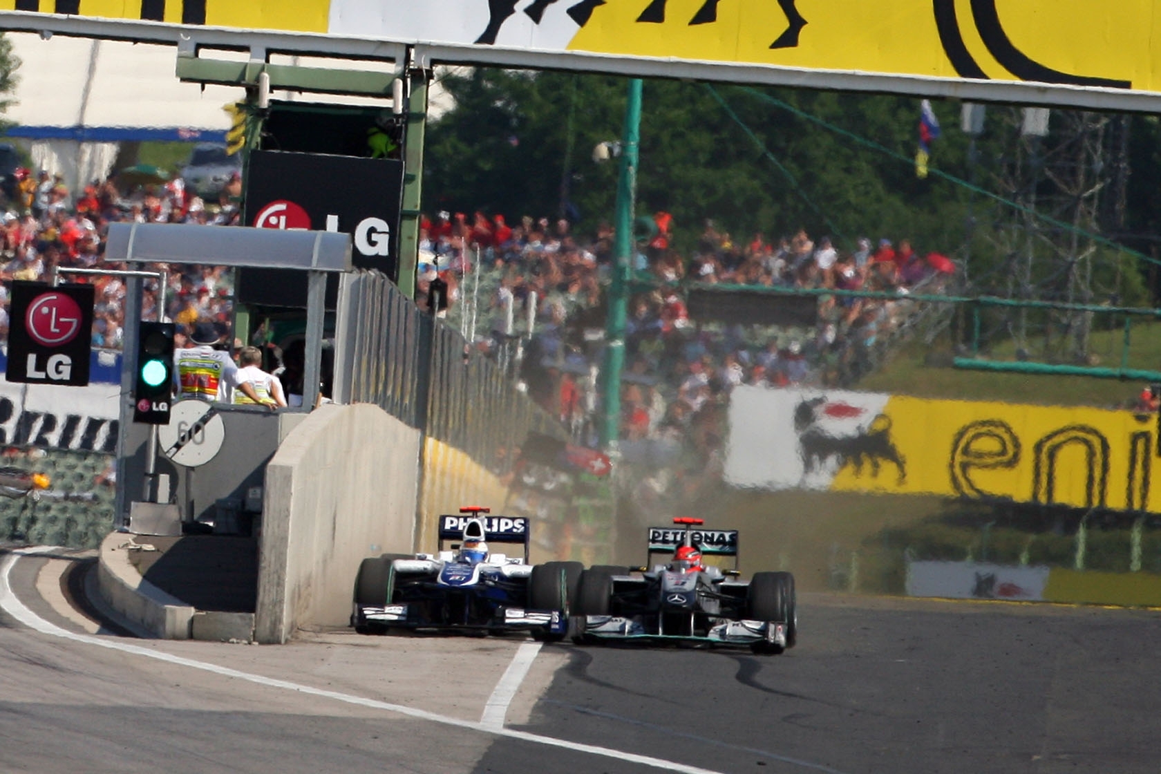 Formula One Roads Mercedes Benz Races Michael Schumacher - Schumacher Barrichello Hungary 2010 - HD Wallpaper 