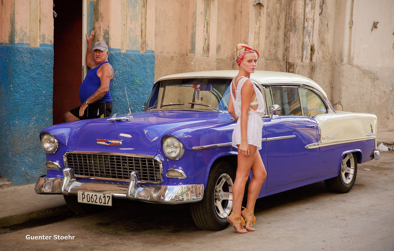 Photo Wallpaper Car, Girl, Wall, House, Sexy, Dress, - Girls With Oldtimer Cars - HD Wallpaper 