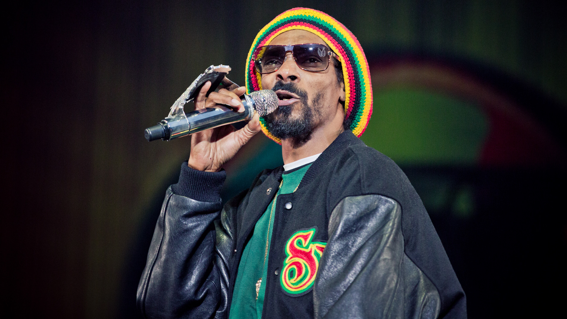 Snoop Dogg Snoop Dogg Gangsta Hip Hop Hip Hop Rap Concert - Snoop Dogg With Microphone - HD Wallpaper 