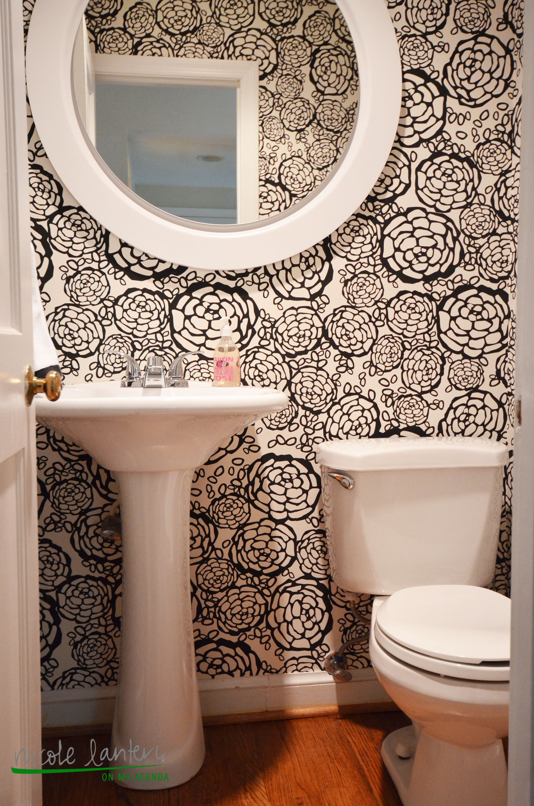 Petal Pusher Black Powder Room Wallpaper - Bathroom - HD Wallpaper 