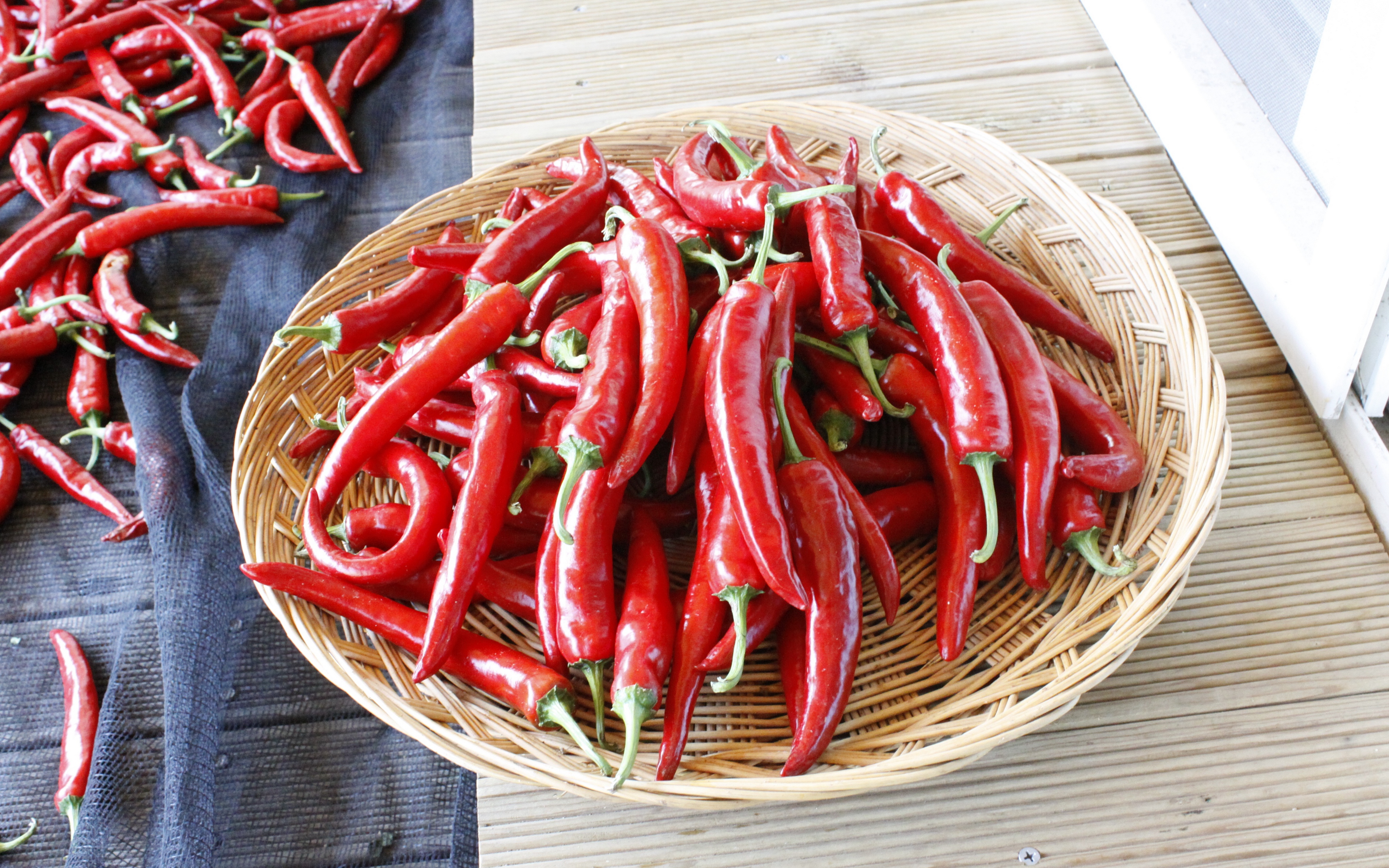Wallpaper Pepper, Chilli, Basket - Red Chilli Basket - HD Wallpaper 