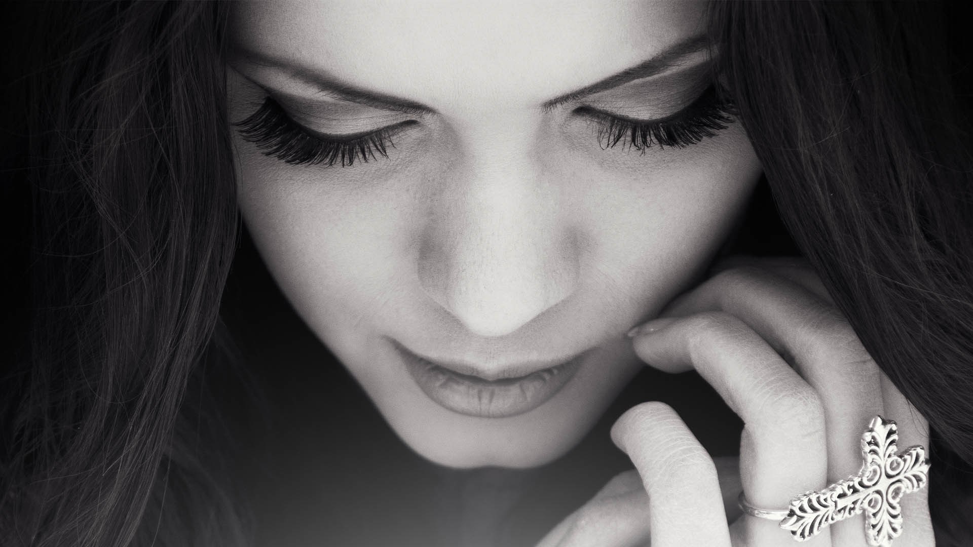 Face Looking Down Black And White - HD Wallpaper 