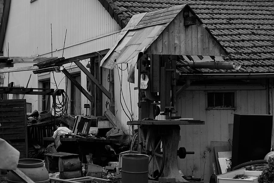 Wooden House Grayscale Photography, Ruin, Garbage, - Romu Talo - HD Wallpaper 
