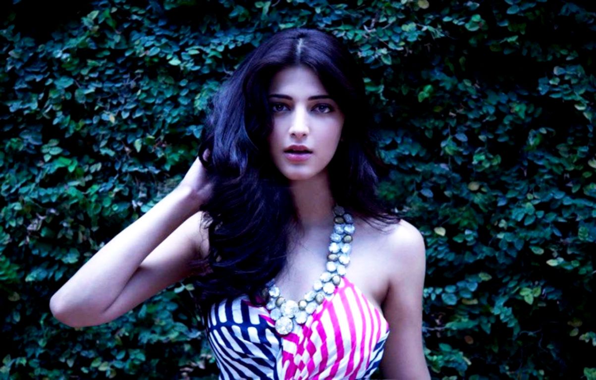 Download Shruti Hassan Hot Jeans And Shirt Wallpaper - Beautiful South India Actress Girl - HD Wallpaper 