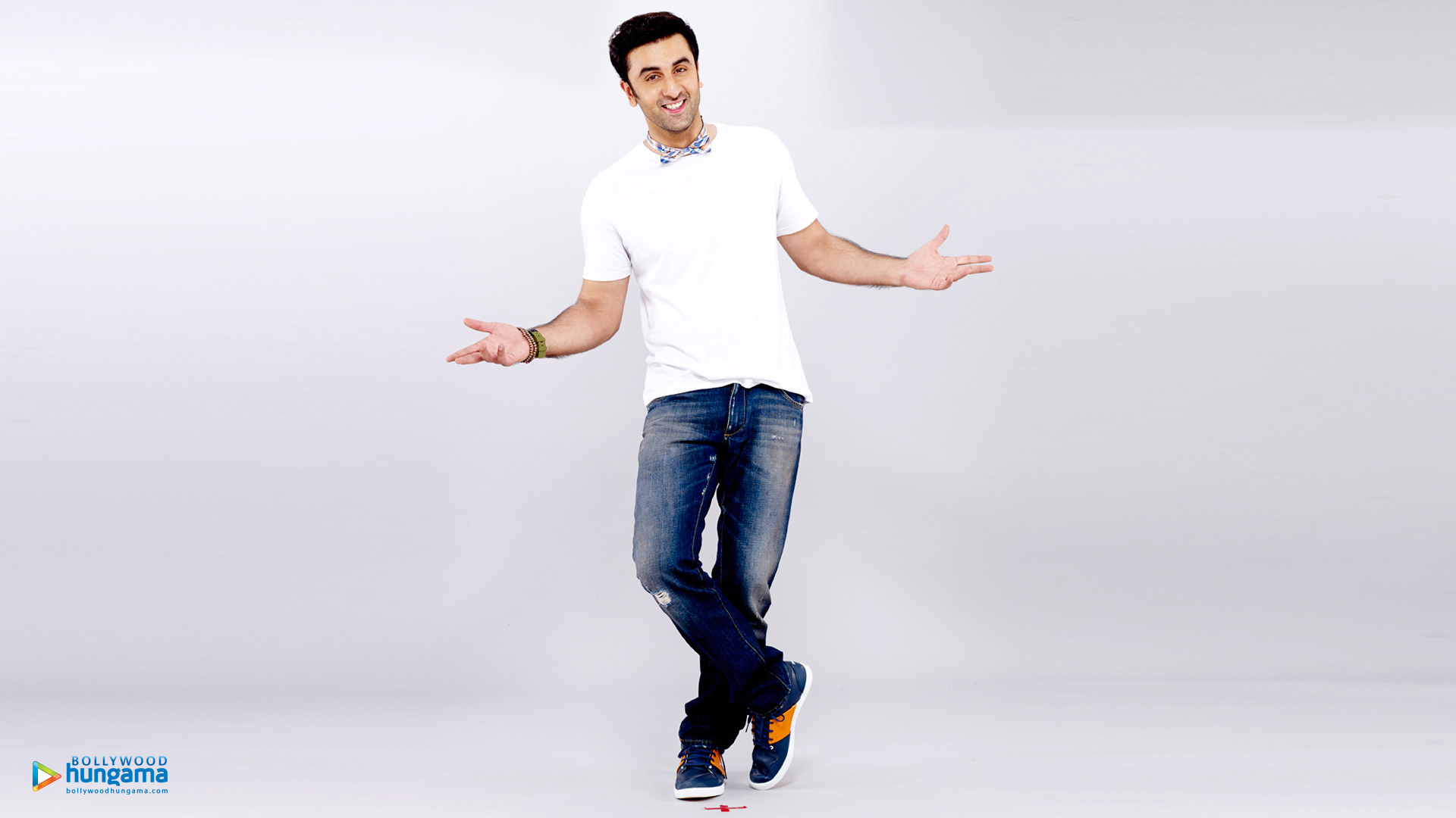 Ranbir Kapoor - Standing - HD Wallpaper 