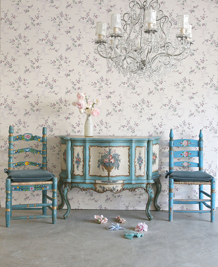 Rachel Ashwell S Shabby Chic Blue Painted Floral Furniture - Blue Shabby Chic Furniture - HD Wallpaper 