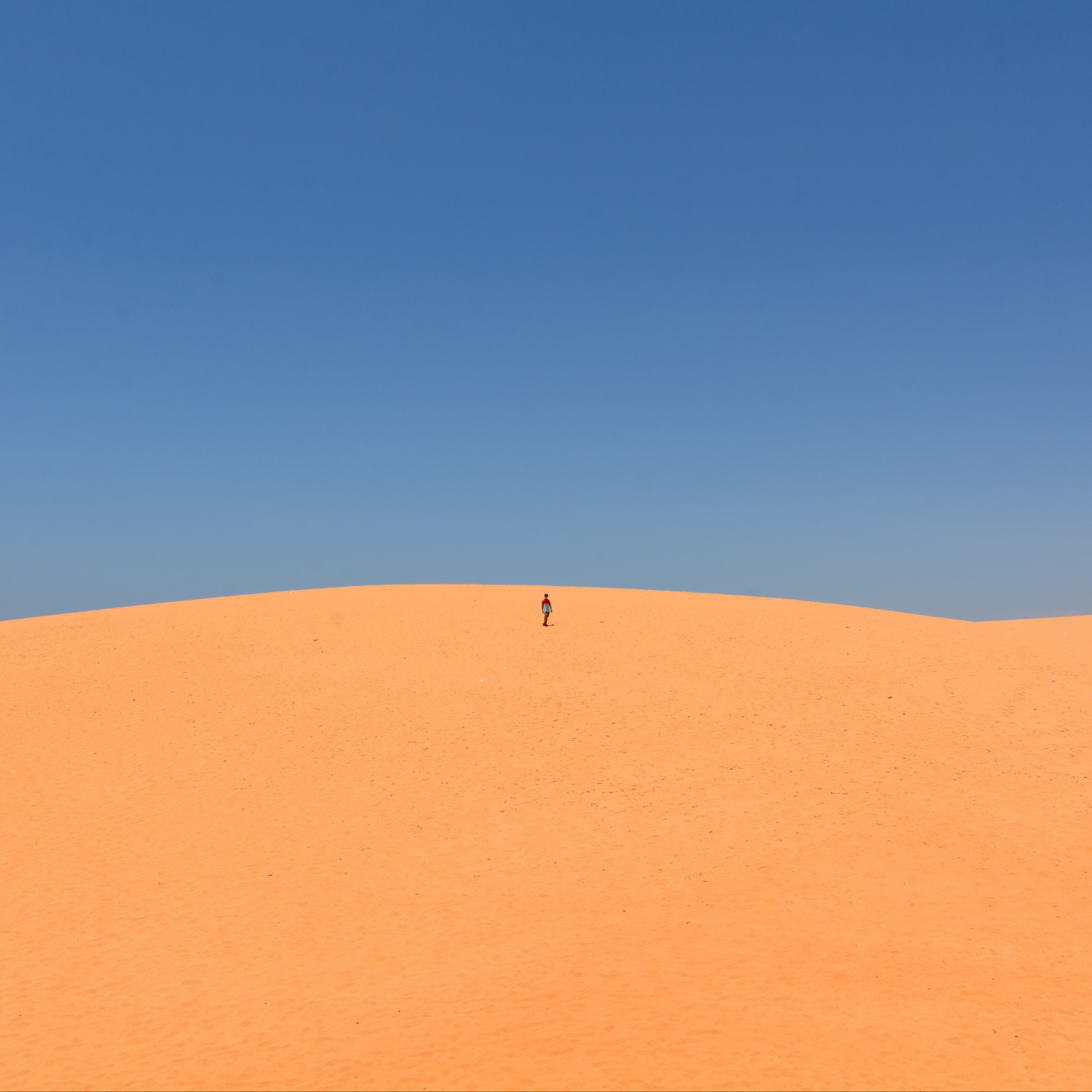 Wallpaper Desert, Sand, Man, Hill, Sky, Clean - Erg - HD Wallpaper 