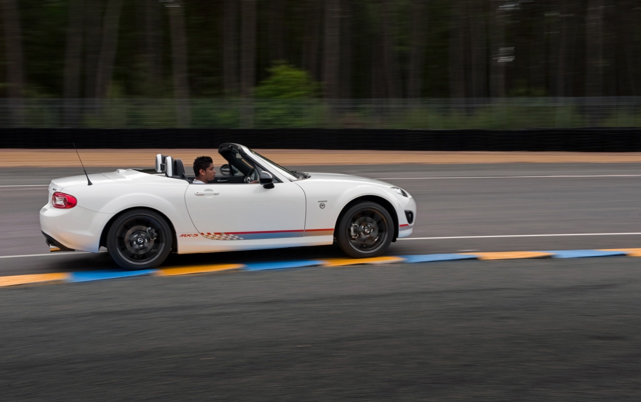 2012 Mazda Mx 5 Kuro Special Edition Motion Side Wallpapers - Mazda Mx 5 - HD Wallpaper 