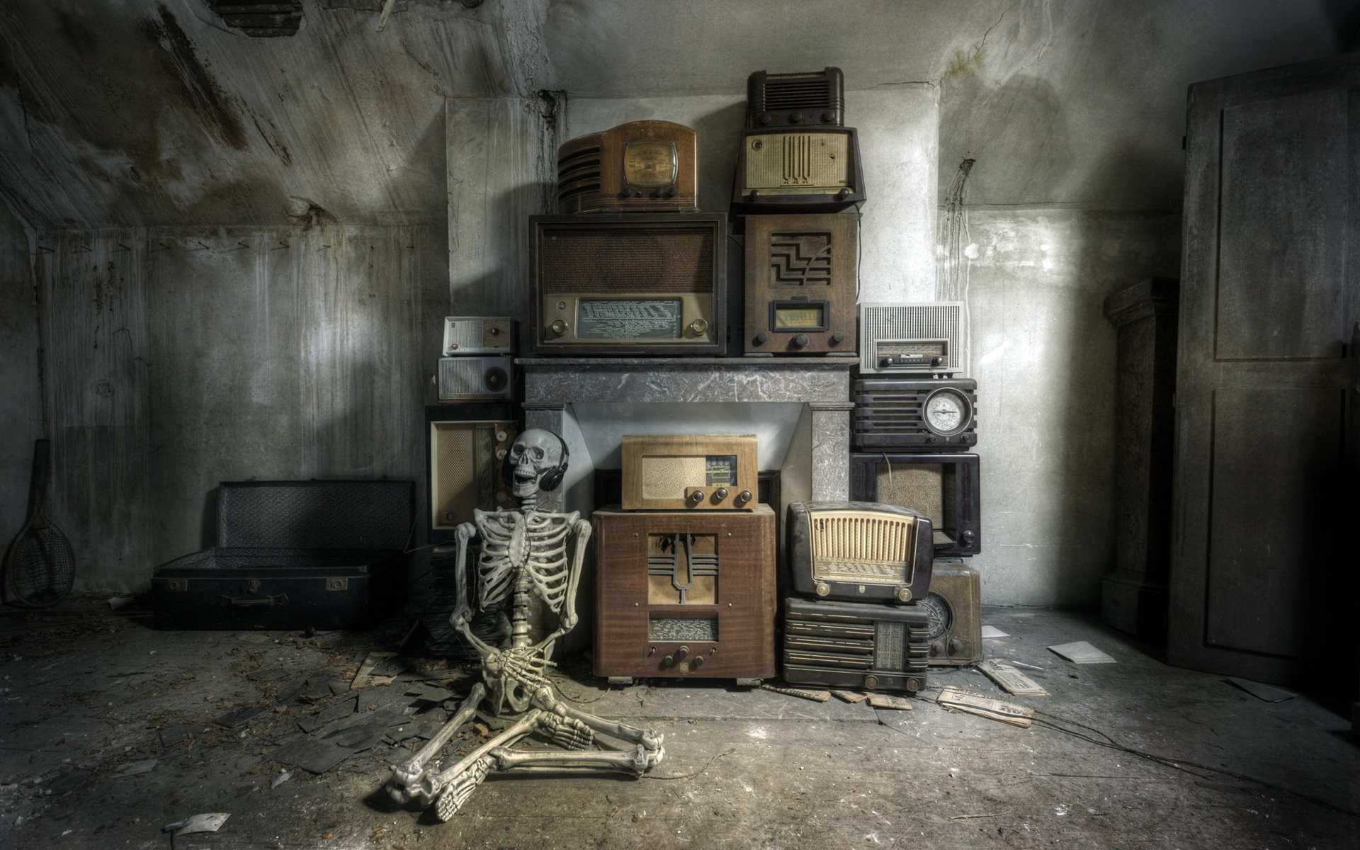 Wallpaper Skull Listen Radio, Ruins, Room, Dirt - Wall Hanging Tapestry Halloween - HD Wallpaper 