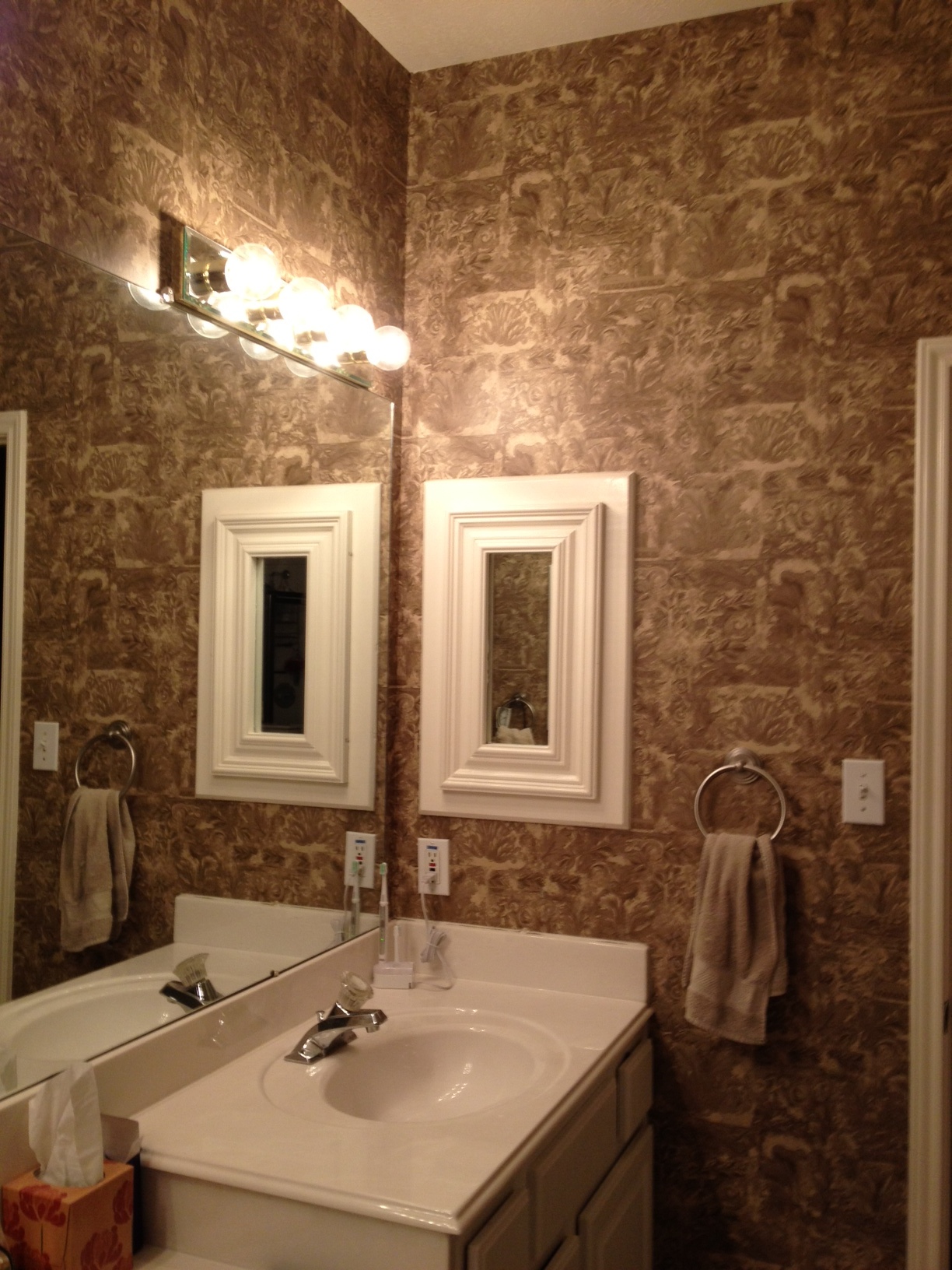 Wallpaper In Bathroom Wallpapered Bathroom Damask Bathroom - HD Wallpaper 