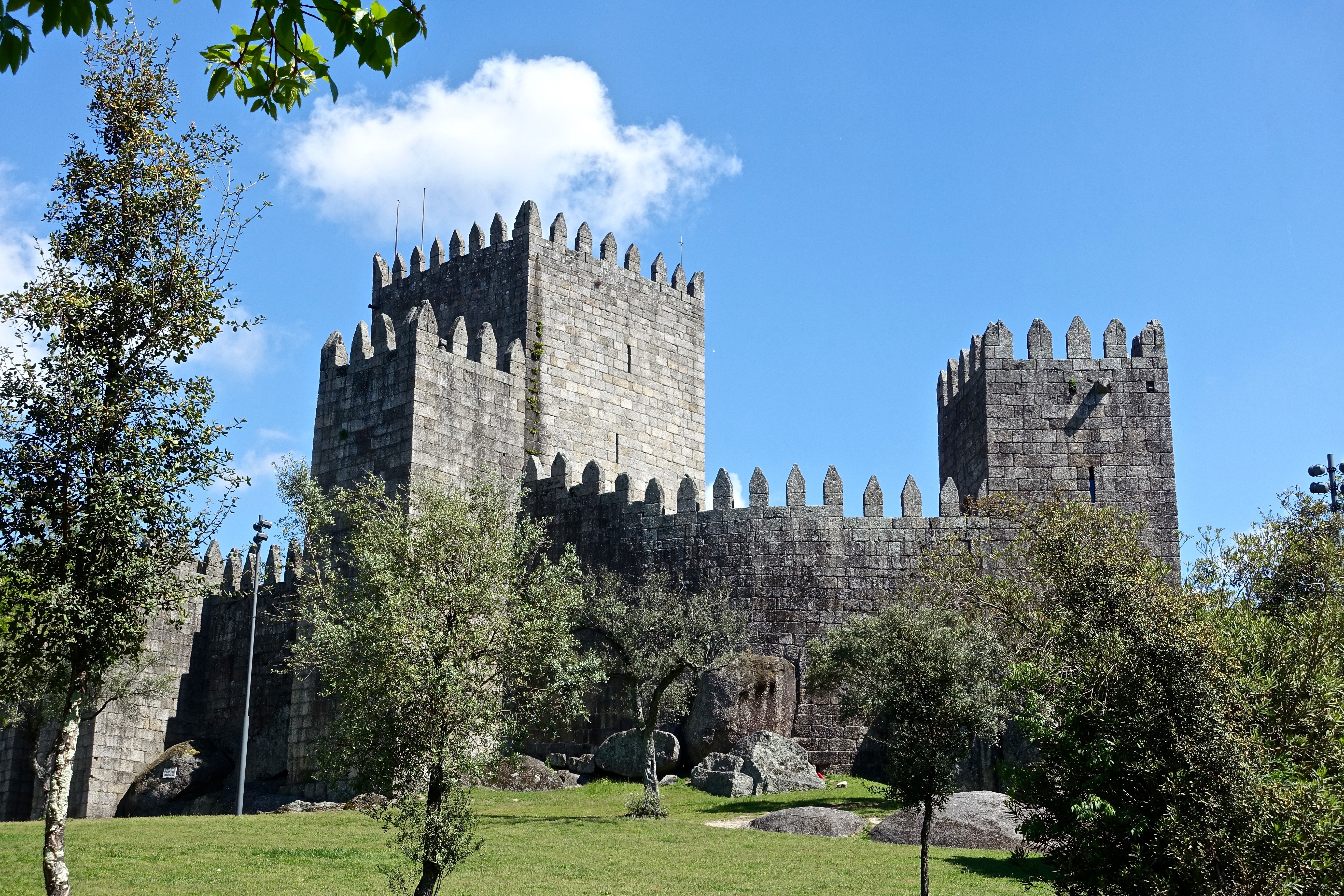 Guimarães Castle - HD Wallpaper 