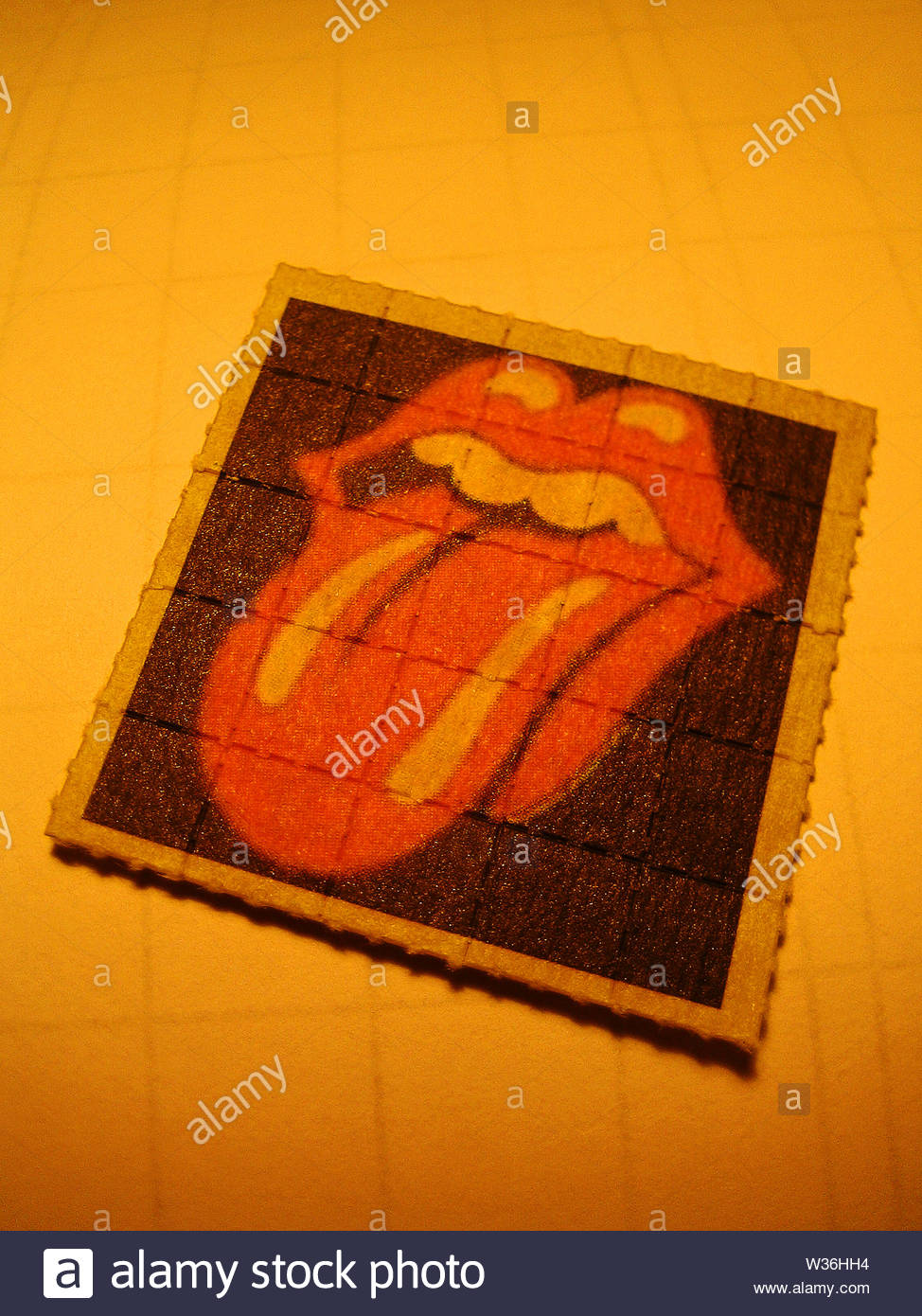 Climbing Out Of A Box - HD Wallpaper 