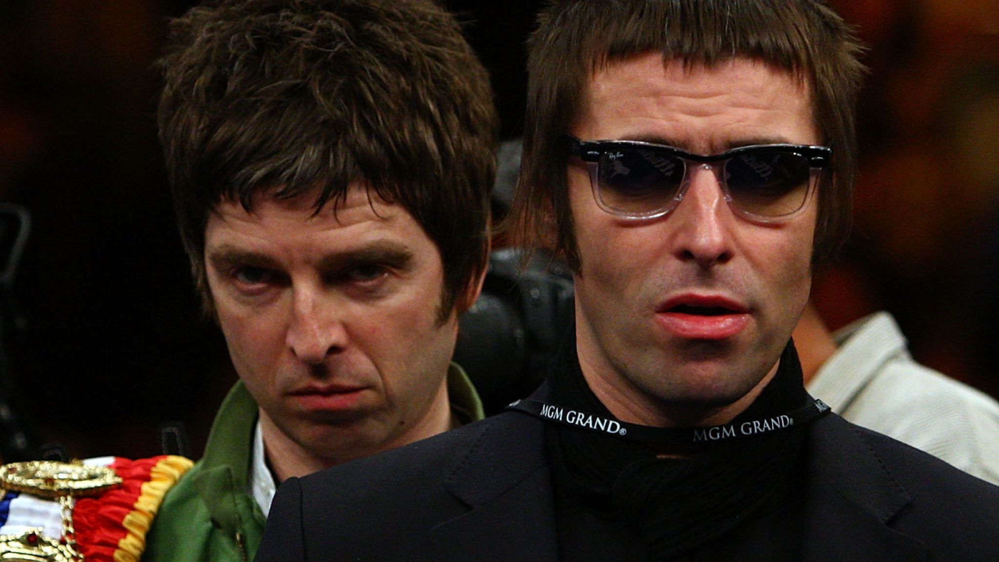Noel And Liam Gallagher Of Oasis Bring Out Boxer Ricky - Black Crowes Then And Now - HD Wallpaper 