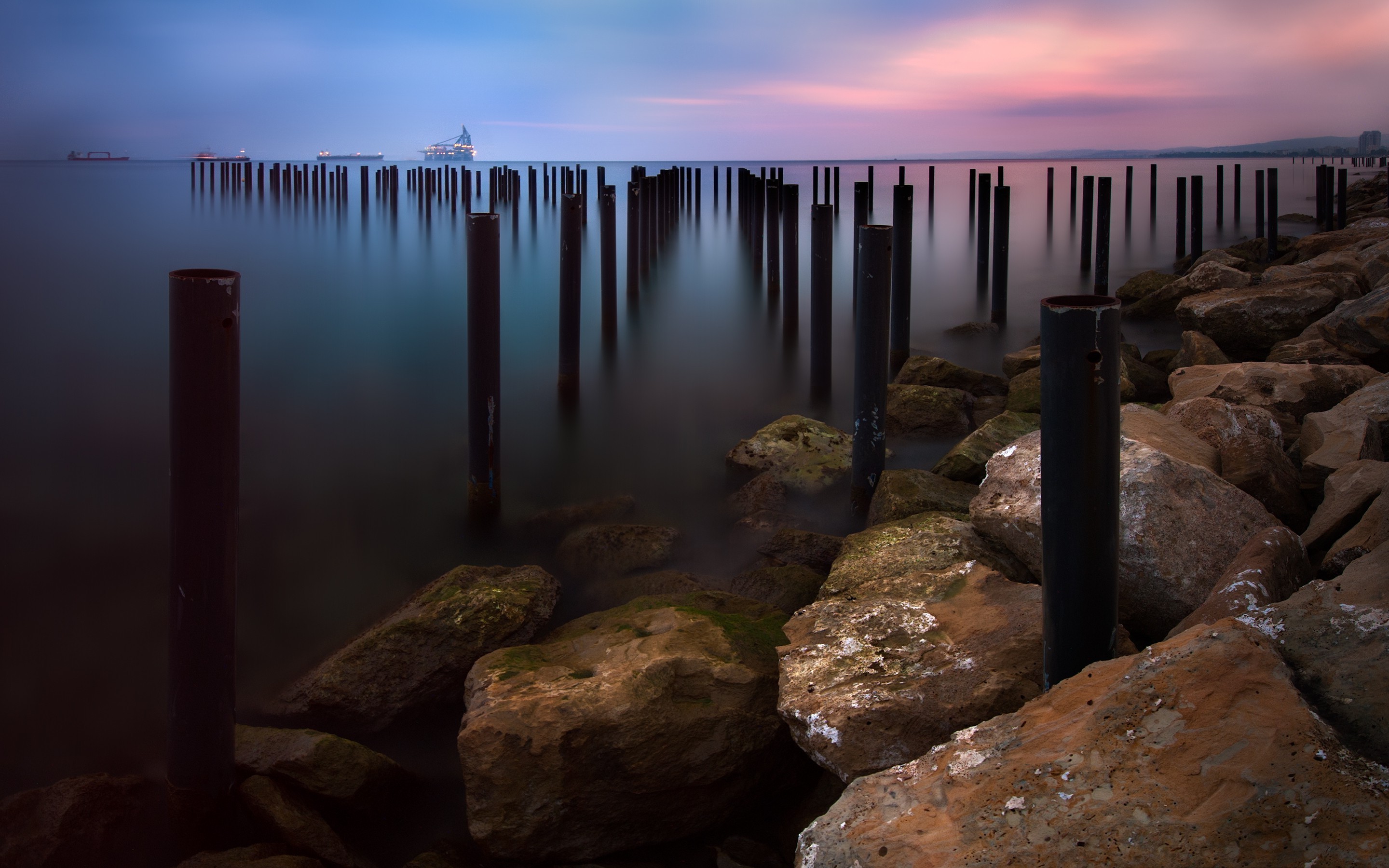 Stone Pillars In Water - HD Wallpaper 