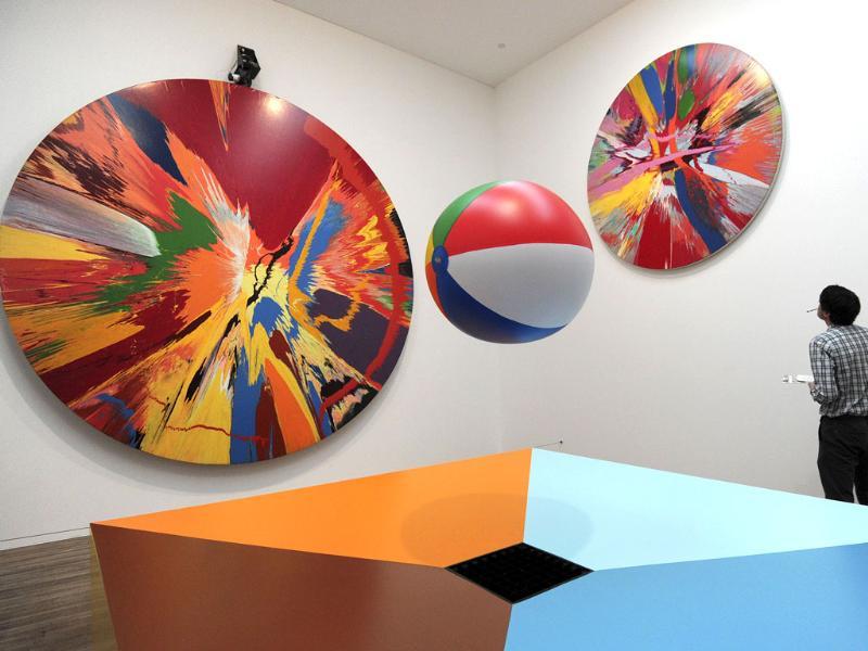 A Visitor Views A Work By British Artist Damien Hirst - Damien Hirst Spin Paintings - HD Wallpaper 