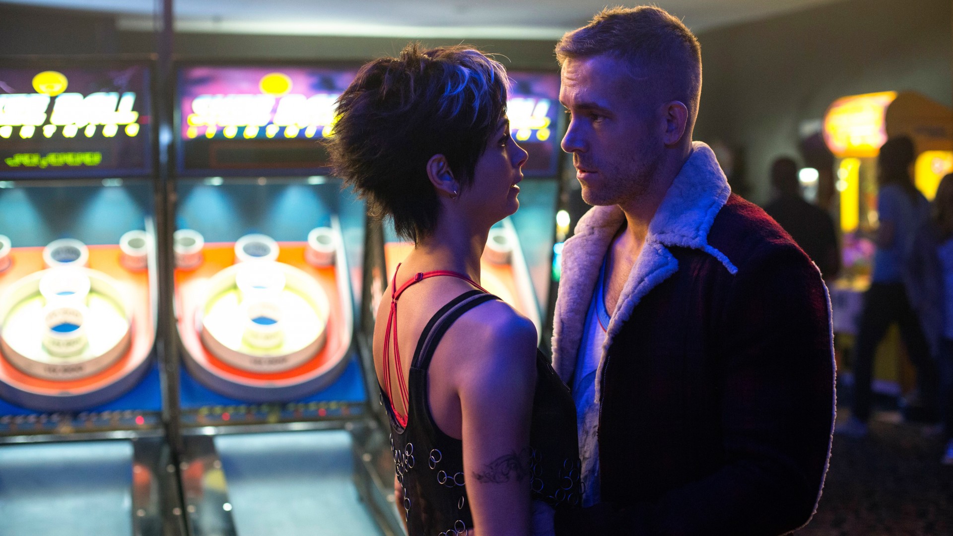 Ryan Reynolds Morena Baccarin Wallpaper - Morena Baccarin Deadpool - HD Wallpaper 