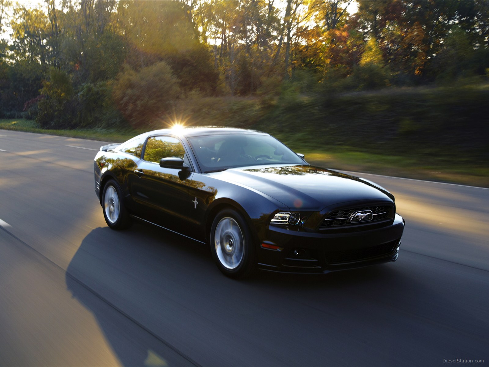 2013 Ford Mustang Gt Black Color Front Angle View Hd - Best Looking 2013 Mustang Gt - HD Wallpaper 