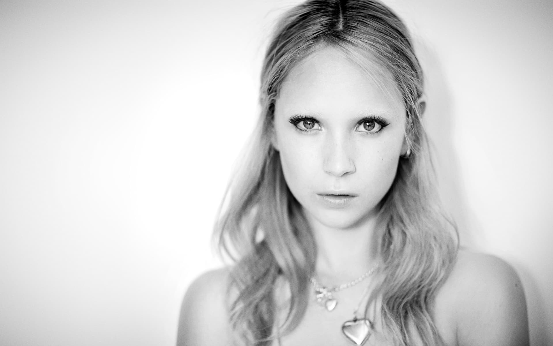 Juno Temple Black And White Wallpaper High Quality - HD Wallpaper 