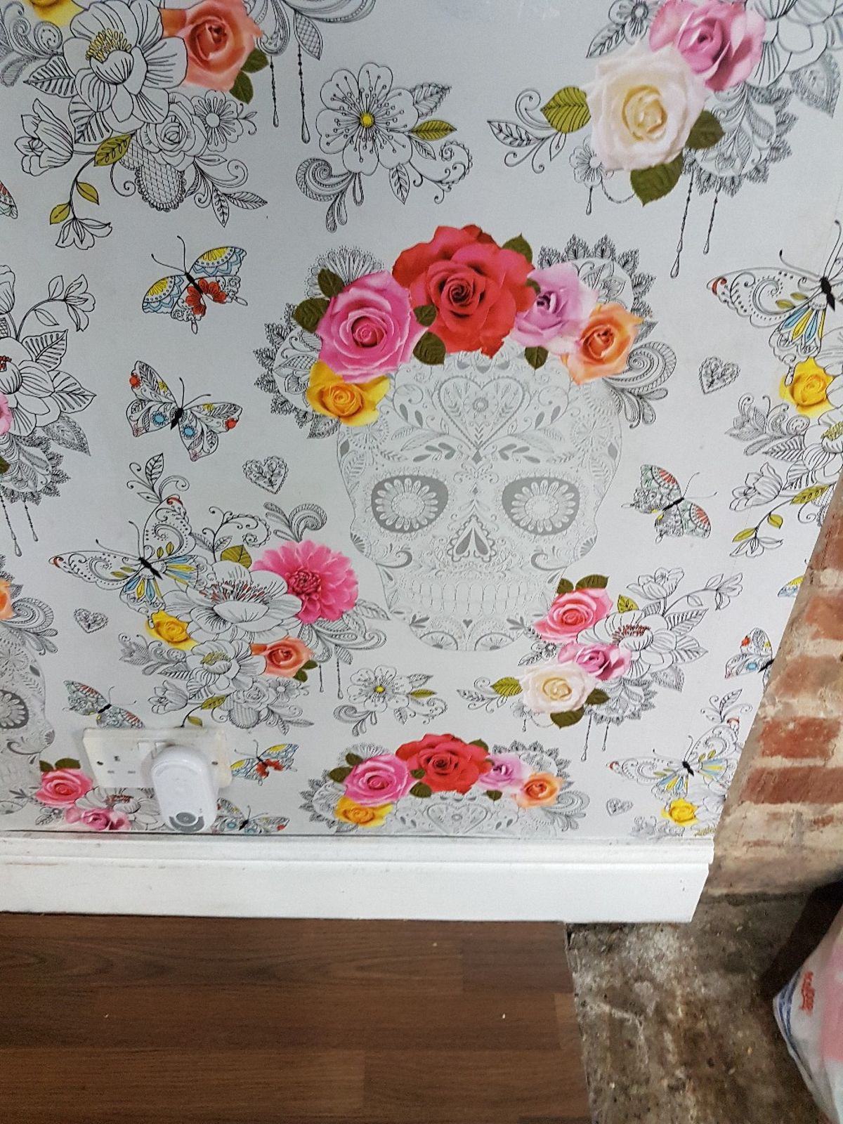 2 Rolls Of Grey Skull And Flower Print Wallpaper - Sugar Skull Wallpaper Roses - HD Wallpaper 