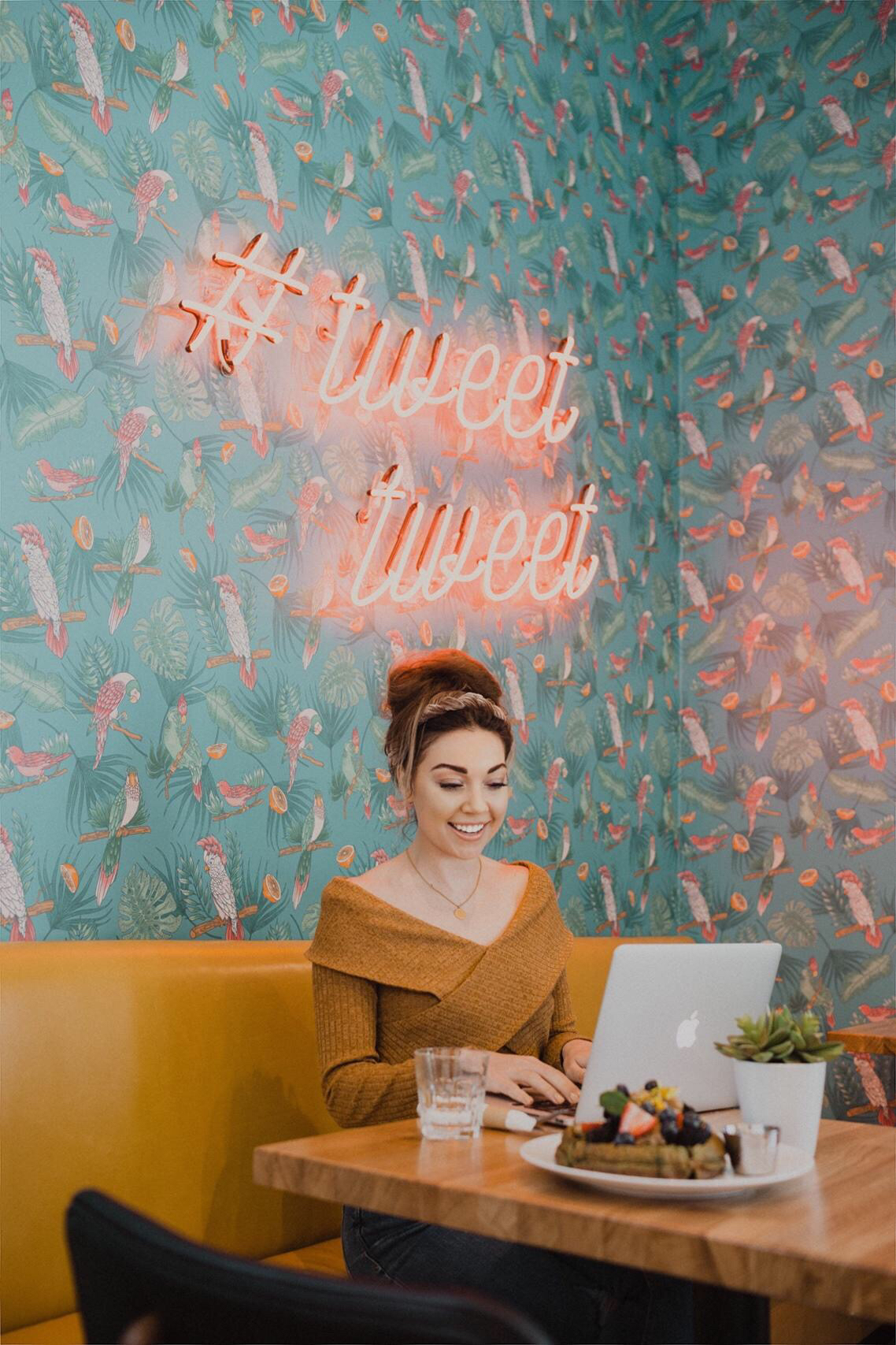 Sitting - HD Wallpaper 