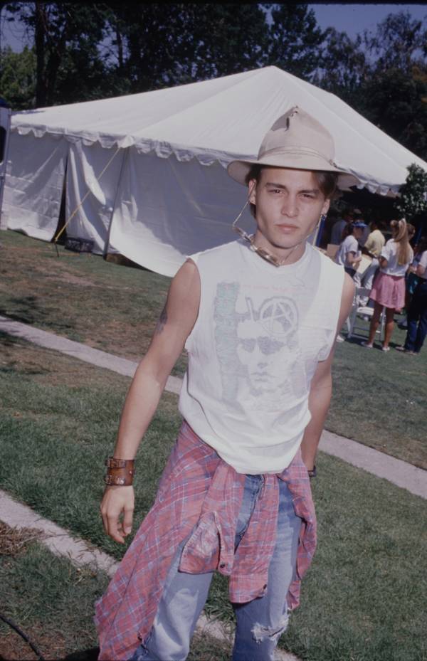 Johnny Depp 1990s Fashion Pictures - Johnny Depp Style Young - HD Wallpaper 