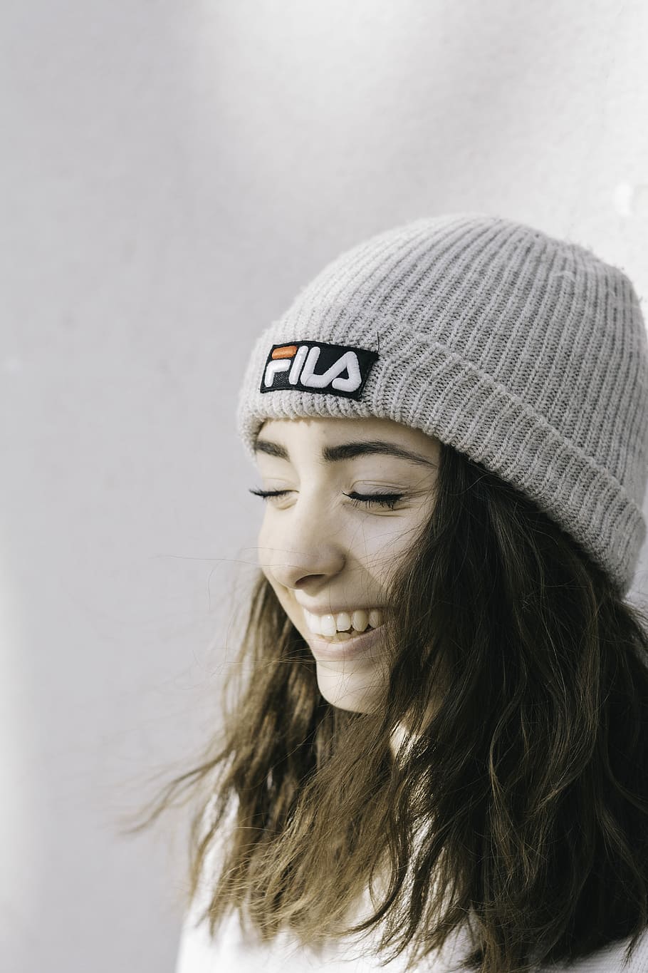, Woman Wearing Gray Fila Knit Cap And White Shirt, - Beanie - HD Wallpaper 