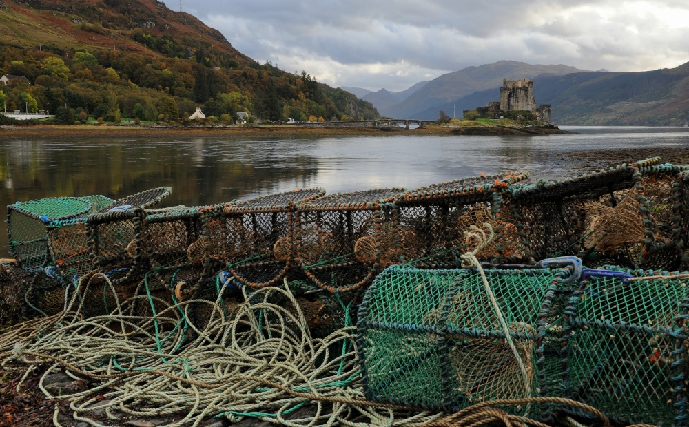 Lobster Pots At The Eilean Donan Castle - Loch - HD Wallpaper 