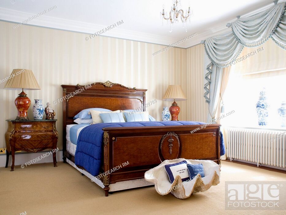 Large Seashell Below Mahogany Bed In Bedroom With Striped - Mahogany And Blue Bedroom - HD Wallpaper 