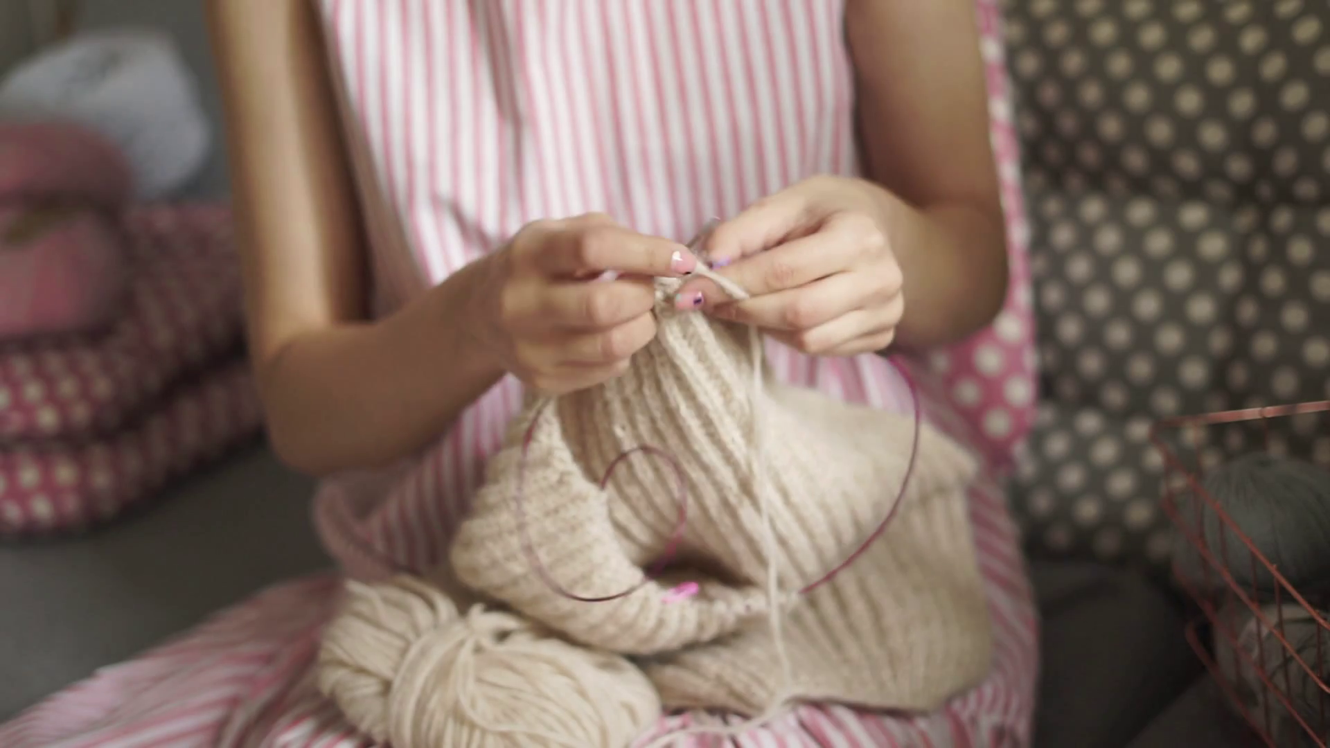 Woman Knitting Clothes - HD Wallpaper 