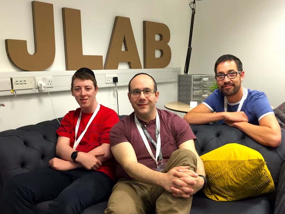 Sitting - HD Wallpaper 