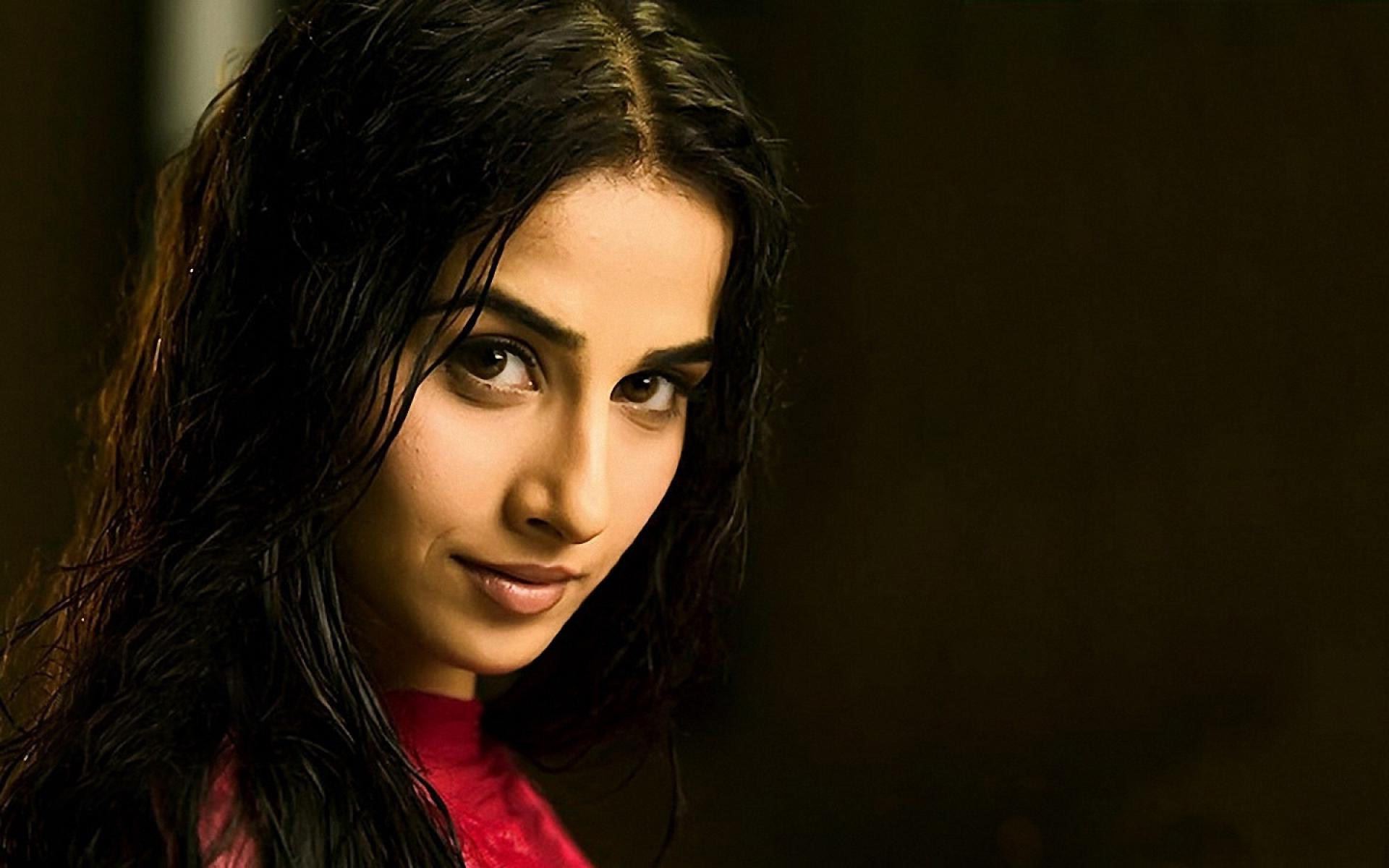 Vidya Balan In Wet Hair - HD Wallpaper 