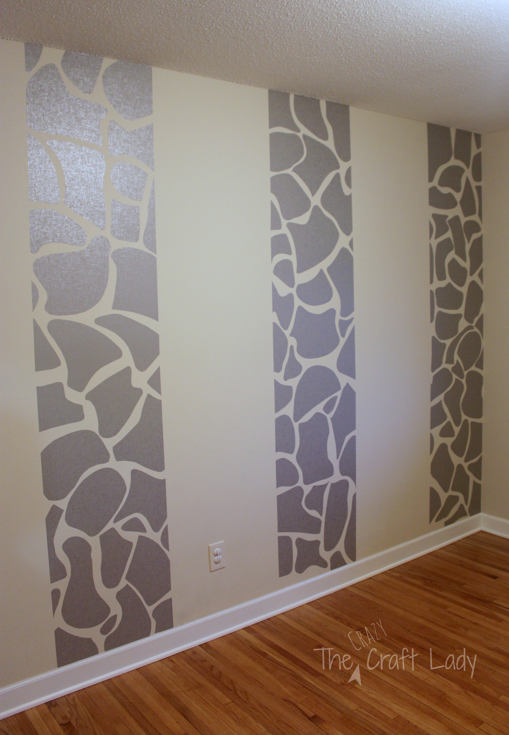 Giraffe Striped Feature Wall Using Removable Wallpaper - Giraffe Wallpaper For Bedrooms - HD Wallpaper 