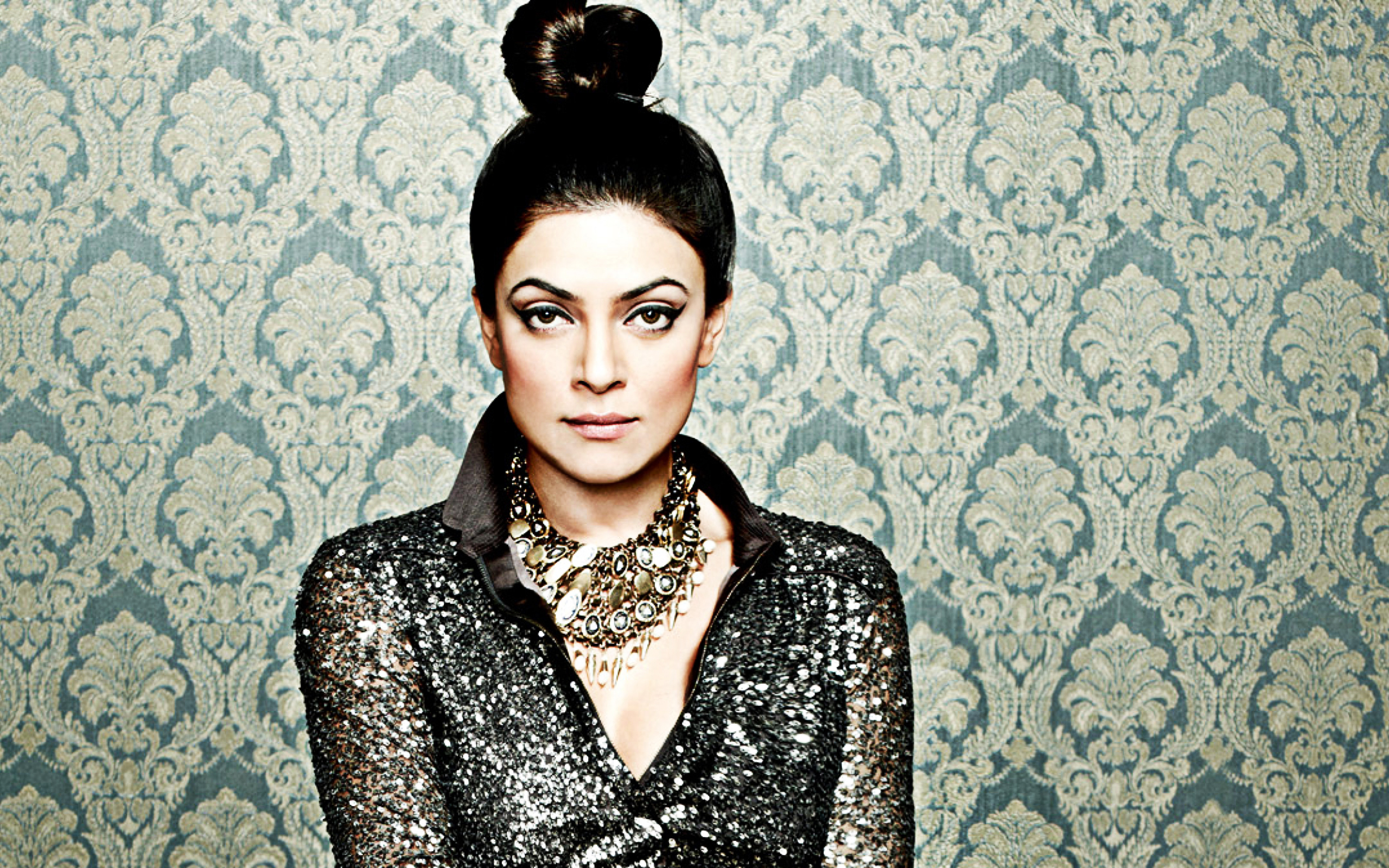 Sushmita Sen, Indian Actress, Portrait, Face, Makeup, - Sushmita Sen In Heels - HD Wallpaper 