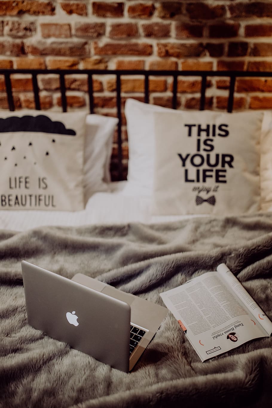 Enjoying Evening With A Macbook In A Nice Bed, Home, - Cushion - HD Wallpaper 