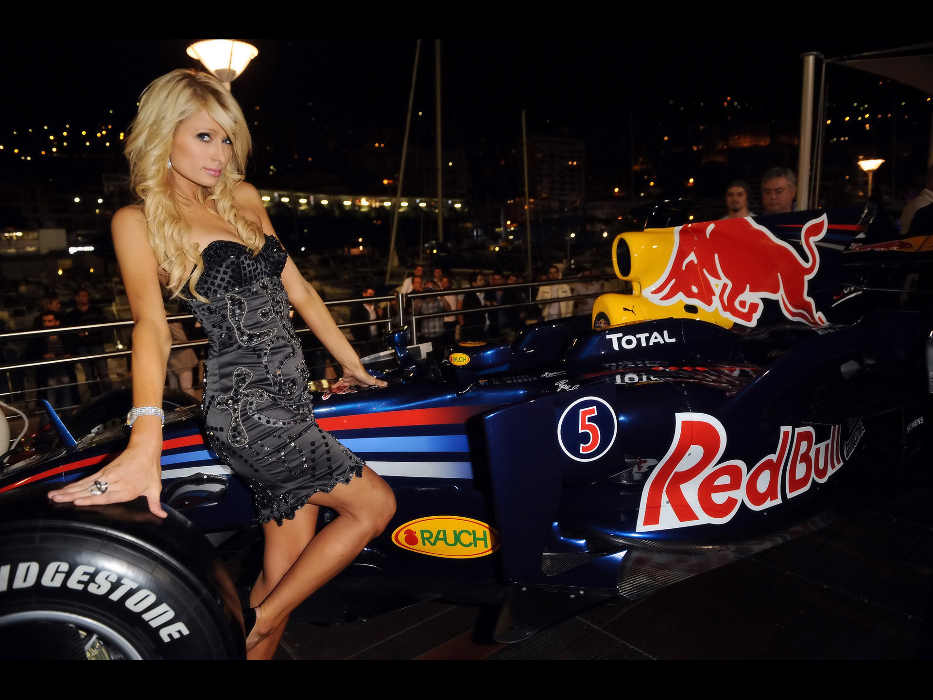 Red Bull F1 2010 - HD Wallpaper 
