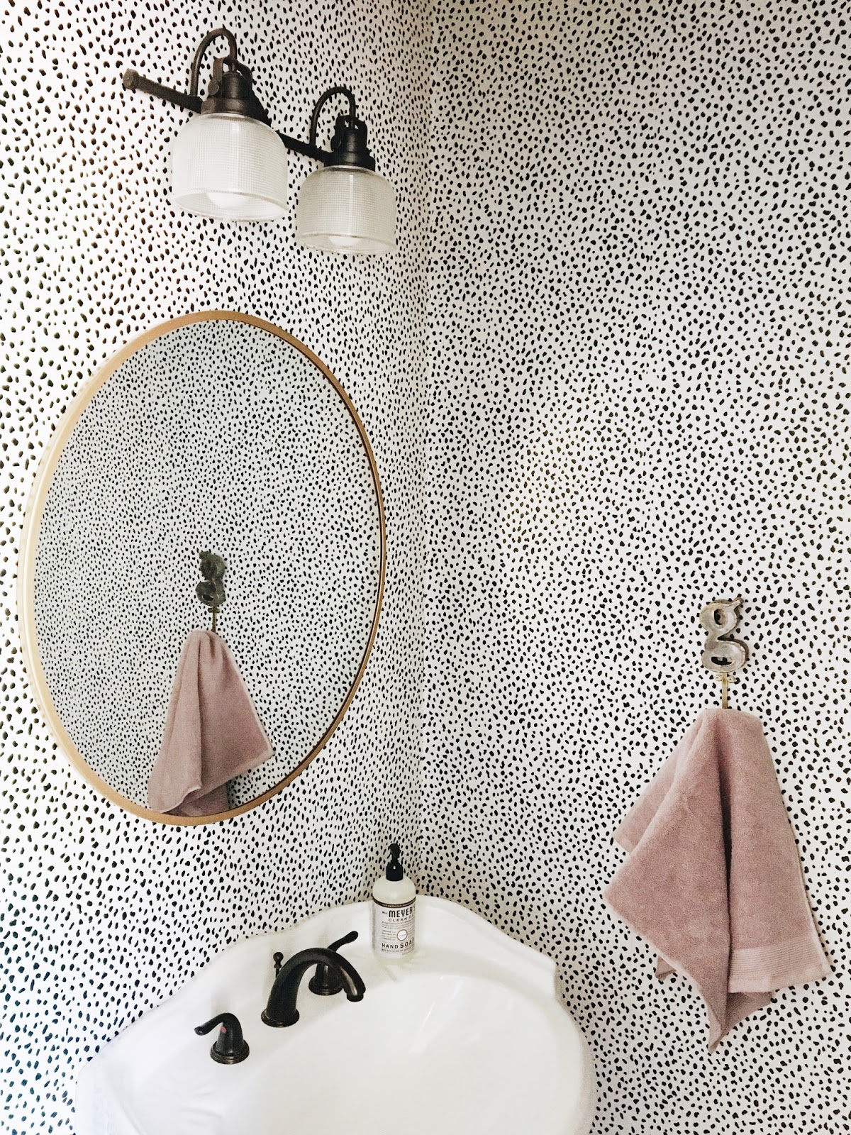 Chasing Paper Wallpaper Speckle Bathroom - HD Wallpaper 