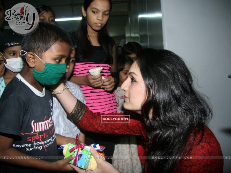 Singer Akriti Celebrates Birthday With Aids Patients - Costume Party - HD Wallpaper 