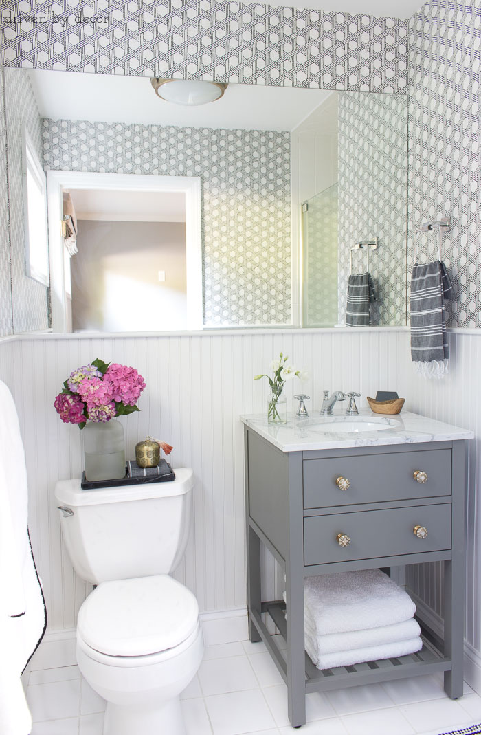 Ideas And Inspiration For Remodeling A Small Bathroom - Baños Con Papel Pintado - HD Wallpaper 