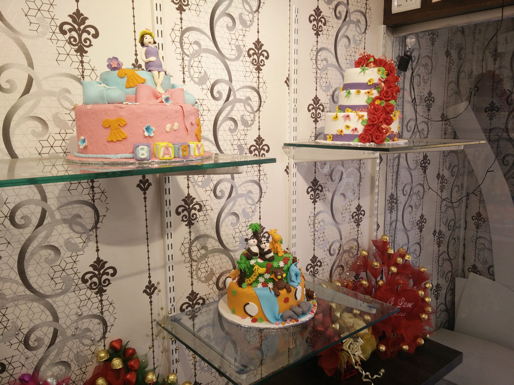 Tortaa Cake Shop Photos, Sion, Mumbai - Figurine - HD Wallpaper 