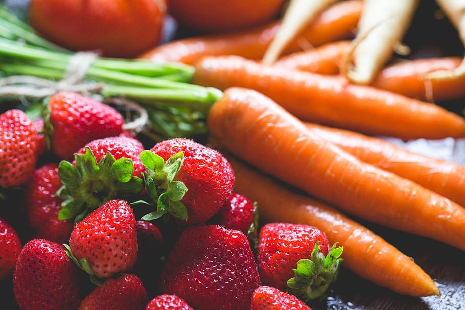 Preparing Fresh Breakfast - Carrots And Strawberries - HD Wallpaper 