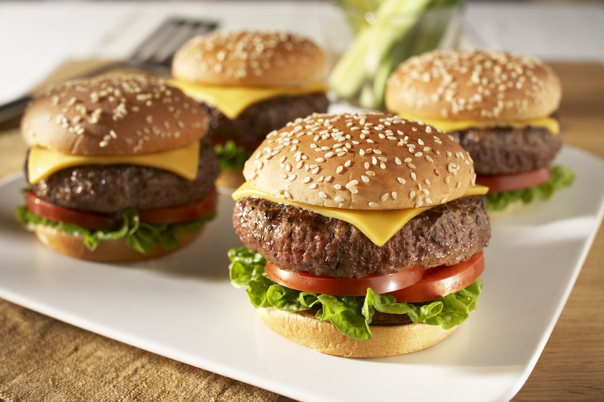Cheeseburger With Lettuce And Tomatoes - HD Wallpaper 
