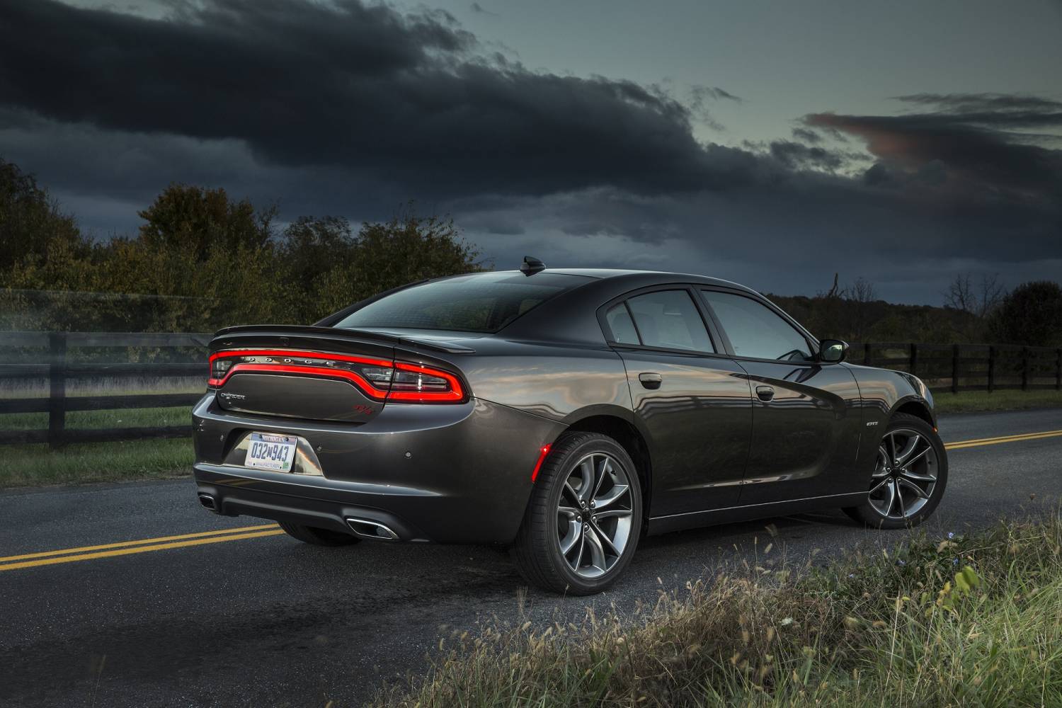 2015 Dodge Charger - HD Wallpaper 