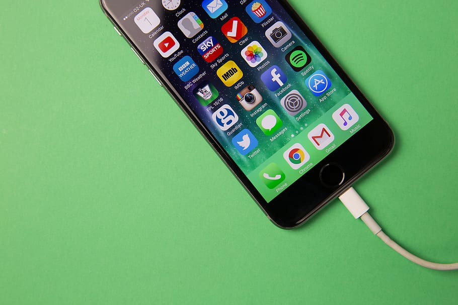 Apple Iphone Mobile Smartphone On Charge, Technology, - Phone With Headphones Png - HD Wallpaper 