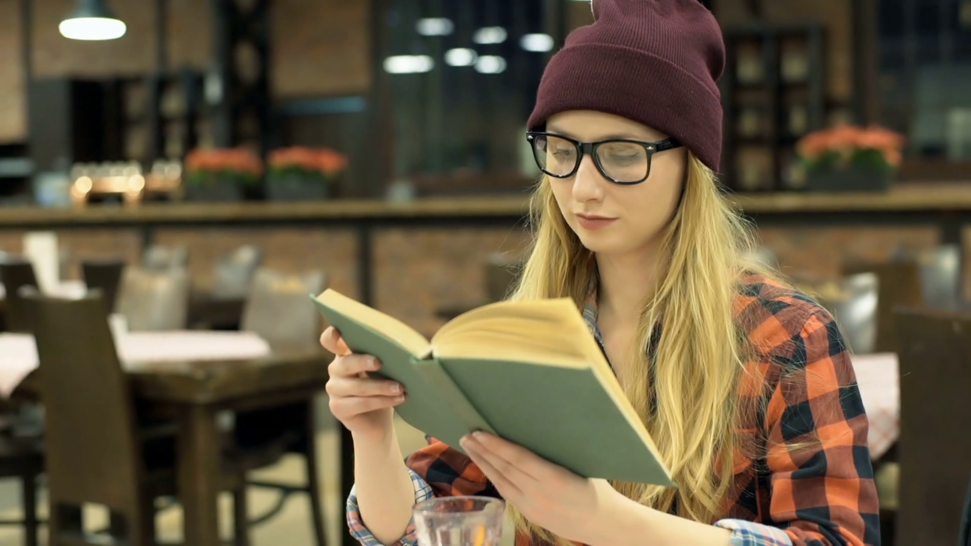 Girl Lietening To Music On Smartphone - HD Wallpaper 